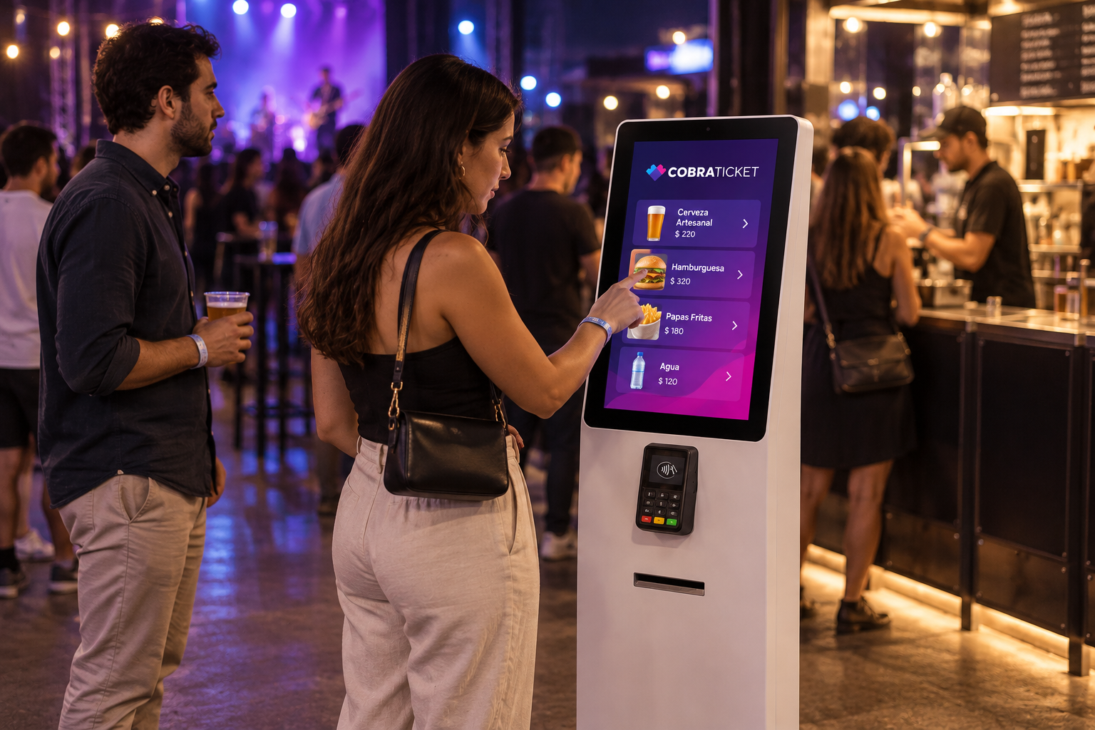 Tótem de autogestión Cobraticket en un evento, con la carta en pantalla