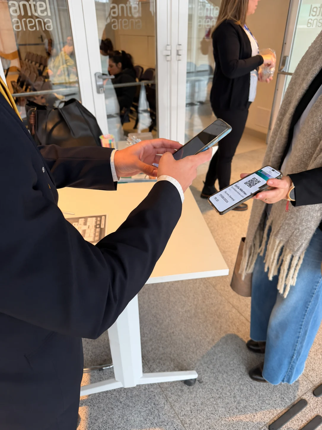 Validación de una invitación QR durante la recepción de un evento; datos personales sustituidos