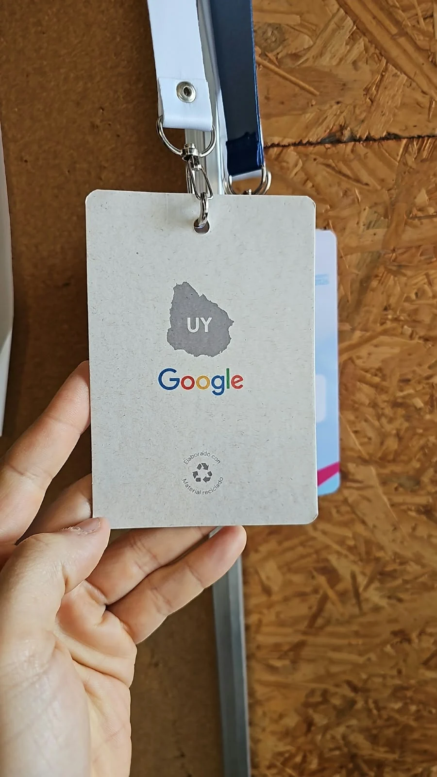 Acreditación real para Google en Uruguay, elaborada con material reciclado y cinta personalizada