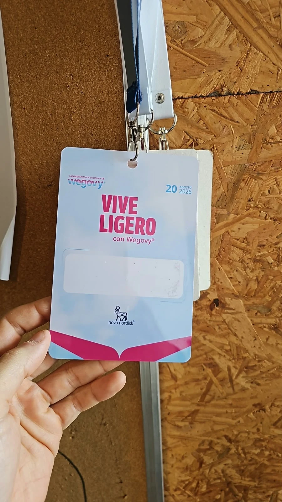 Gafete real del lanzamiento de Wegovy en Uruguay con identidad de Novo Nordisk